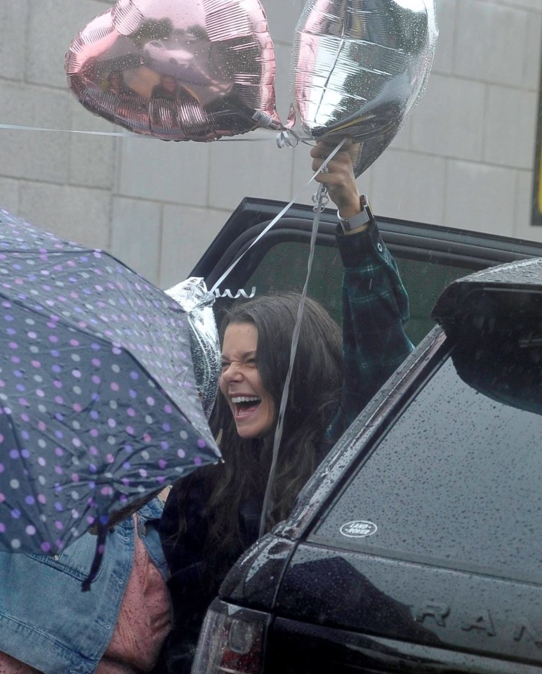  Faye struggled with balloons as she bid farewell to the Corrie set