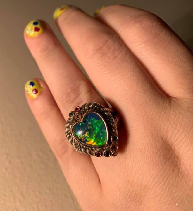  A bride-to-be's engagement ring has been slammed on a ring shaming group, with people claiming it "made their eyes bleed"