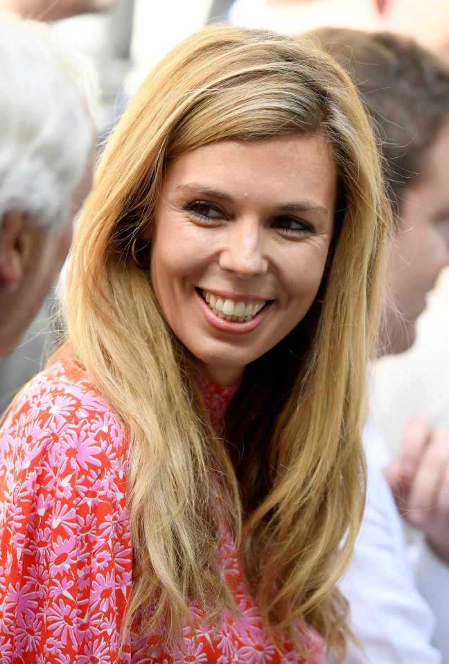  Carrie Symonds, Johnsons girlfriend, smiles as he talks outside No10