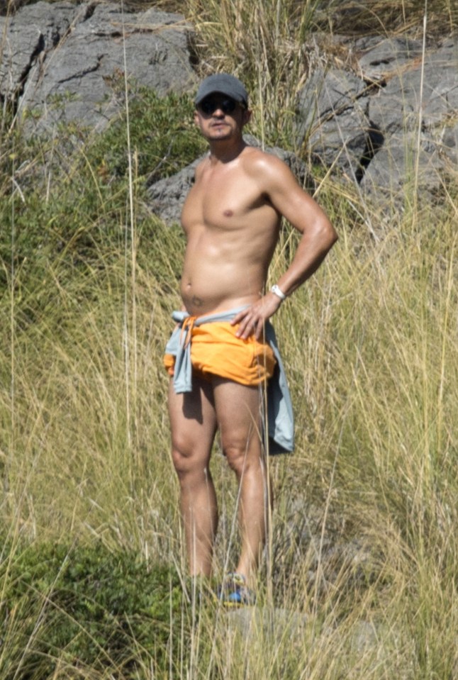  Tanned Lord of the Rings boyfriend Orlando Bloom, 42, watched from the sidelines