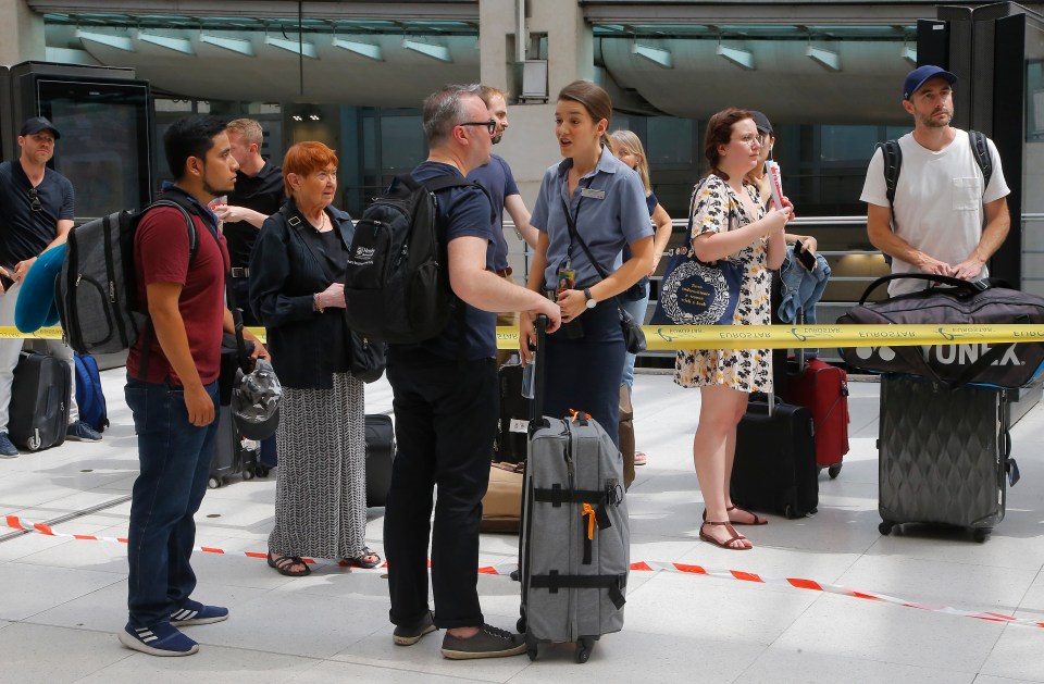  A staff member at Gare du Nord talks with stranded passengers