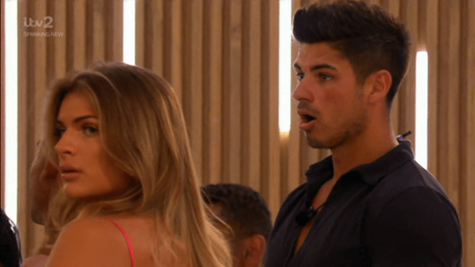 Islanders turn around in shock when Michael snogs Joanna  