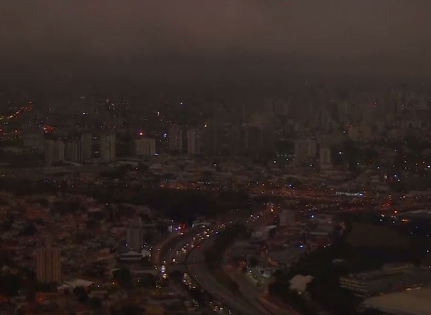  Sao Paulo was plunged into darkness due to the smoke on Monday afternoon