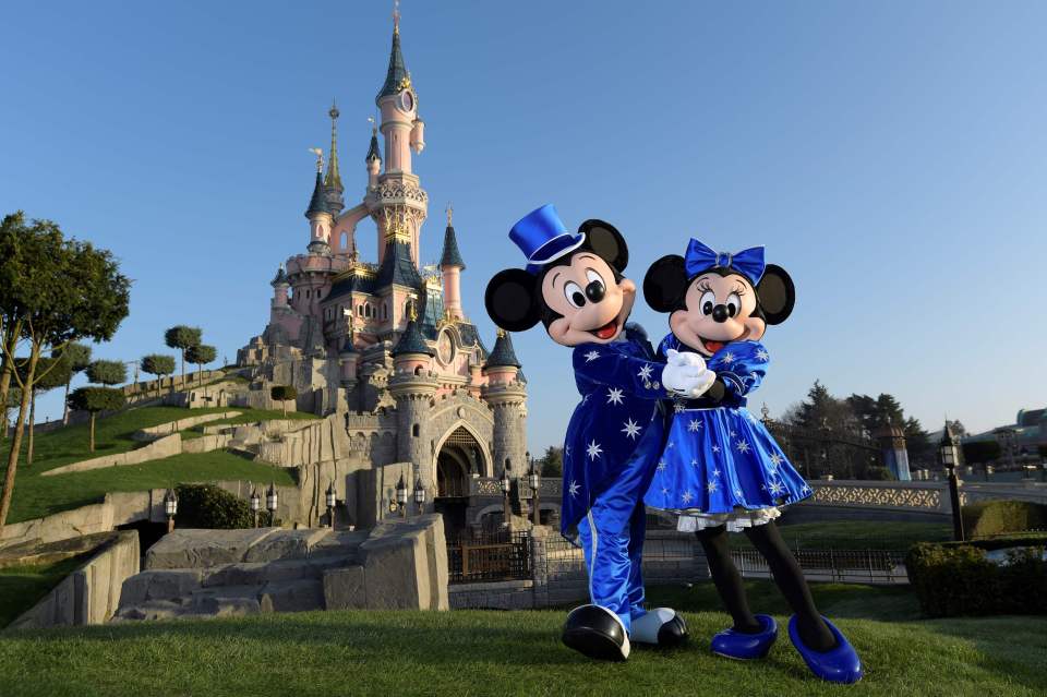  Meet Mickey and Minnie by taking advantage of Wowcher's brilliant deal