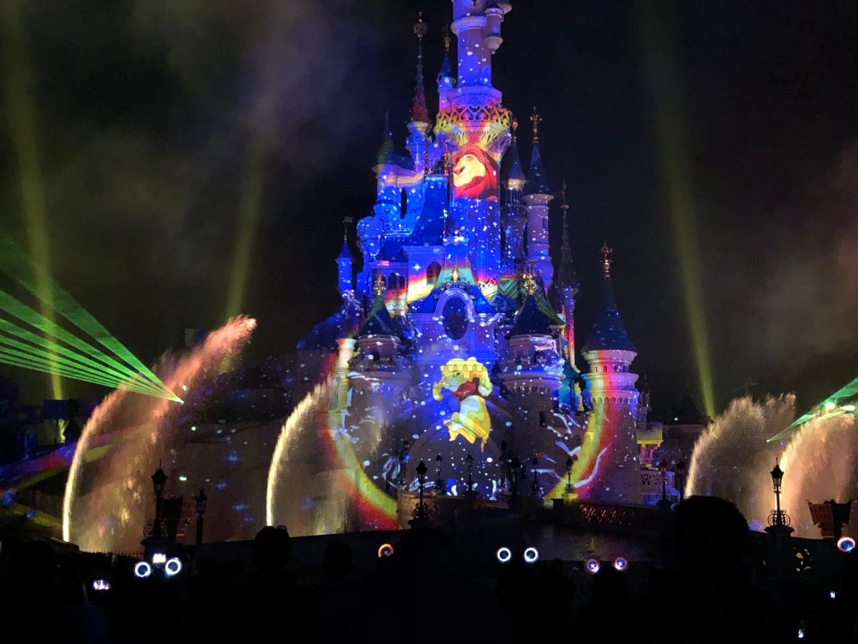  Enjoy the sparkly Disney Illuminations show as special effects bring the wonder of Disney to life before your very eye