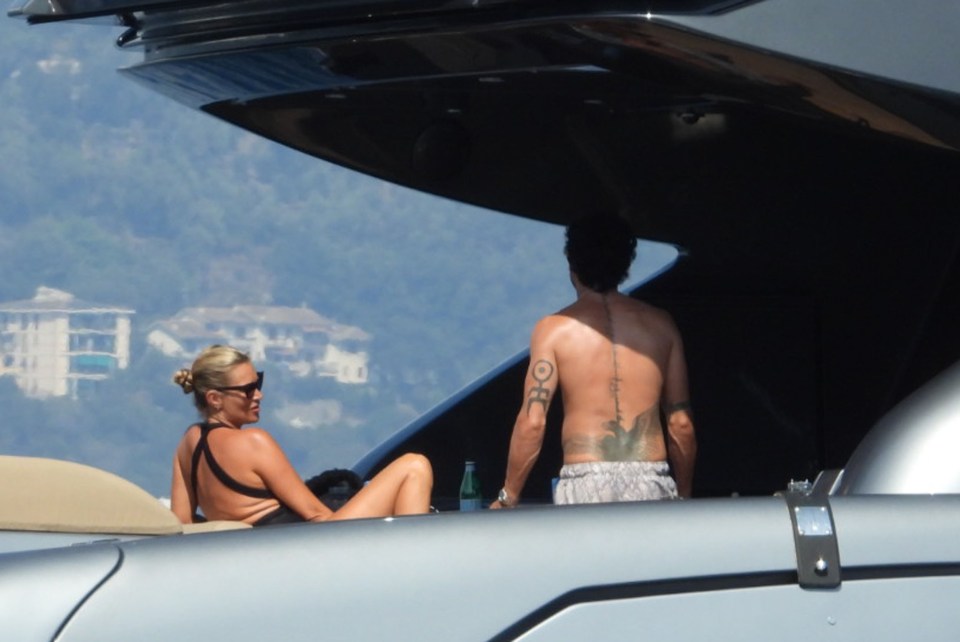  Kate Moss relaxed in the sunshine in Saint Tropez on board the 86' Domino