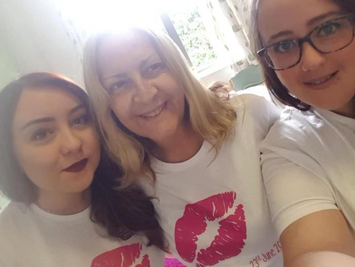  Dawn Green, who died of bowel cancer, with her daughters