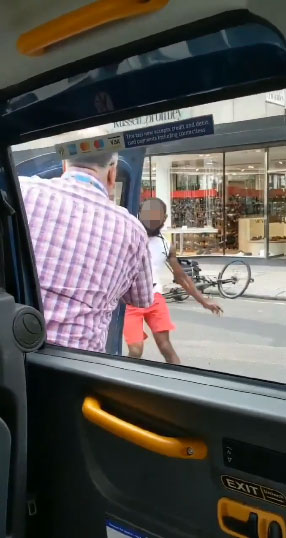  The cyclist abandons his bike in order to continue the fight