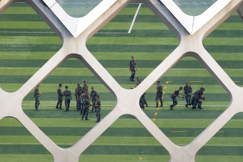  Chinese soldiers snapped practising detaining a person