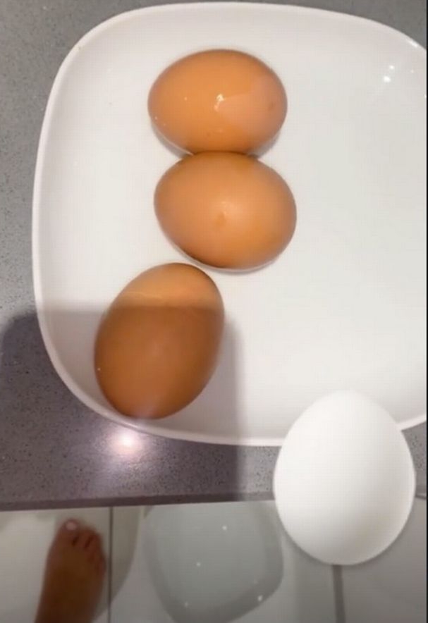  Chloe says she eats three boiled eggs for dinner