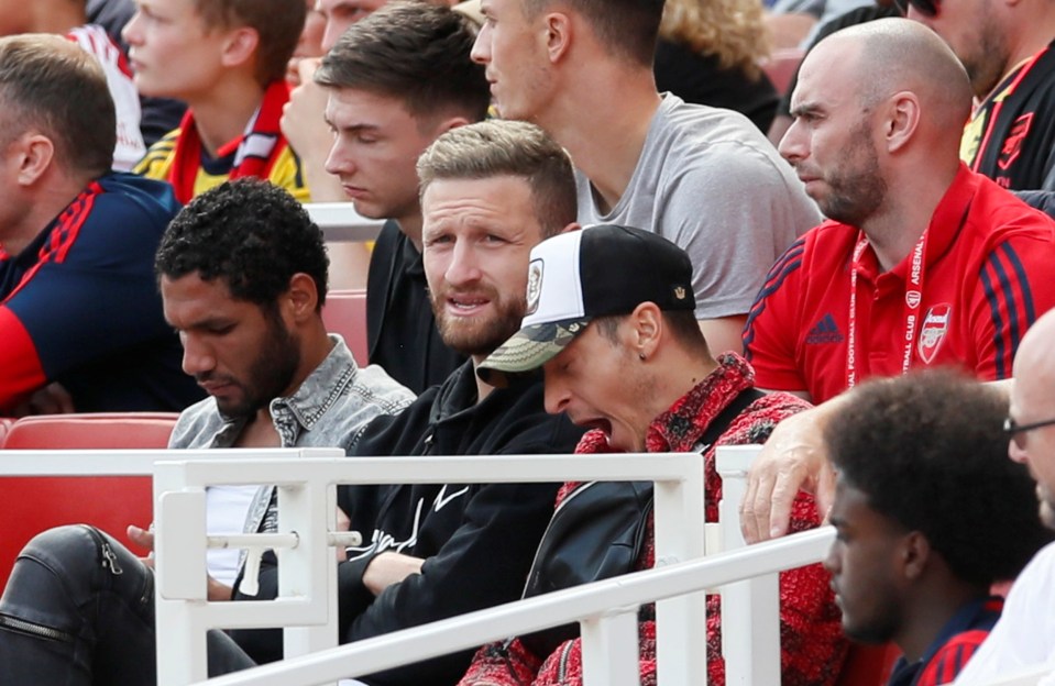  Elneny, left, and Mustafi, centre, have been told to leave the club