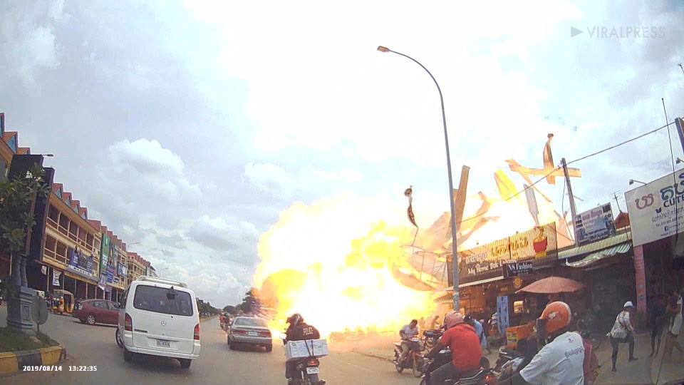  The moment a petrol station suddenly exploded in Cambodia, badly injuring two young women from the UK and America