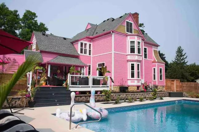  A pink three-bedroom house is up for rent on Airbnb