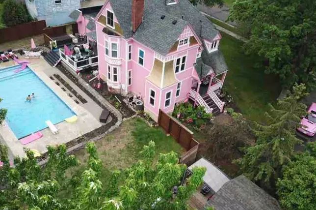  The house can fit up to 16 people within the three bedrooms