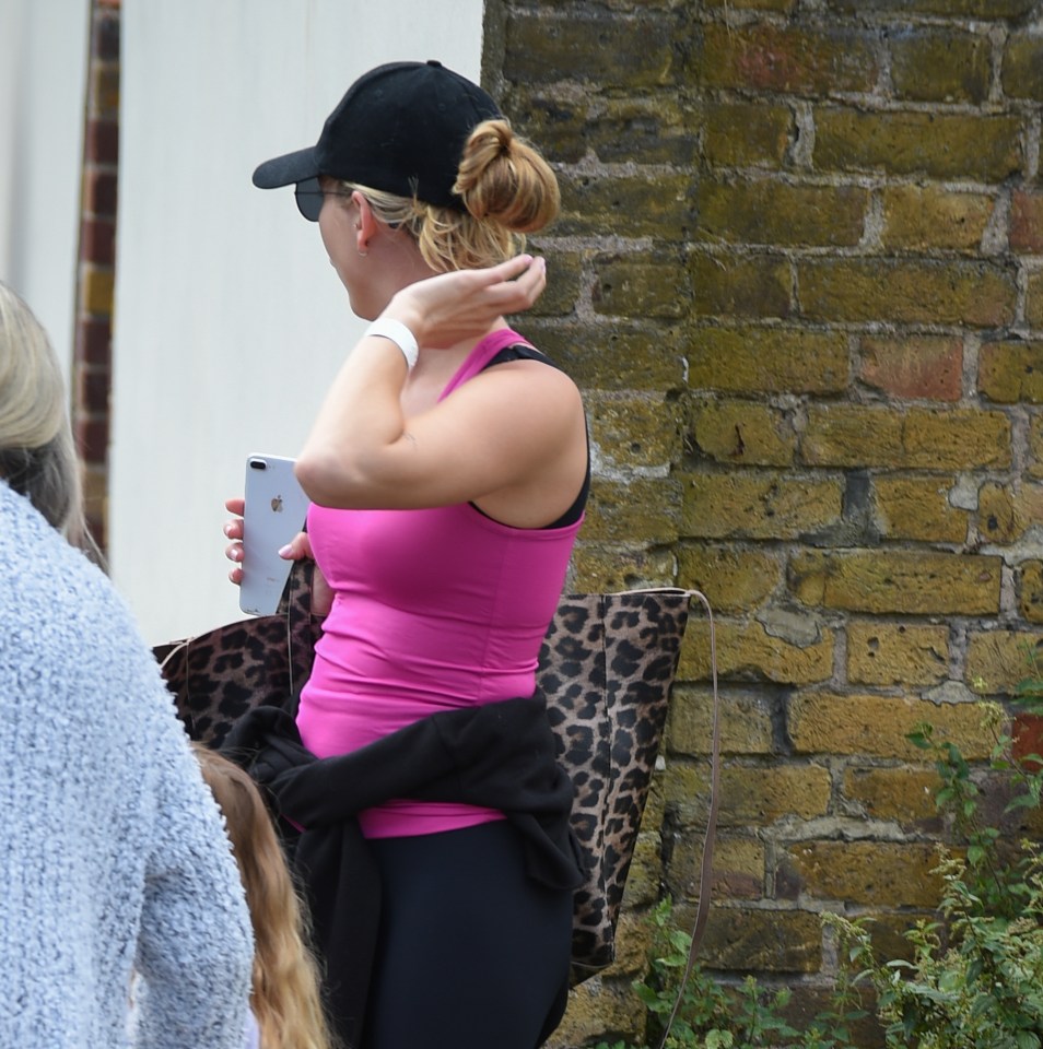  Lydia wore a pink gym top and dark leggings