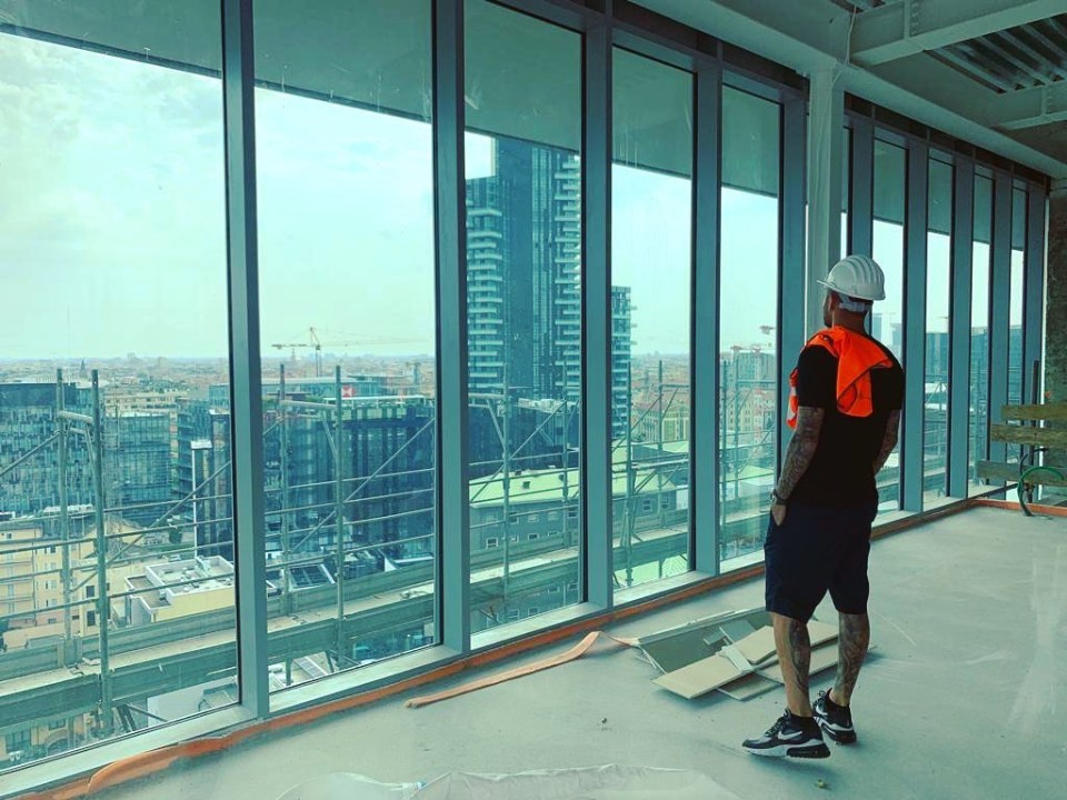  Icardi admires the view of the scaffolding from his soon-to-be new home