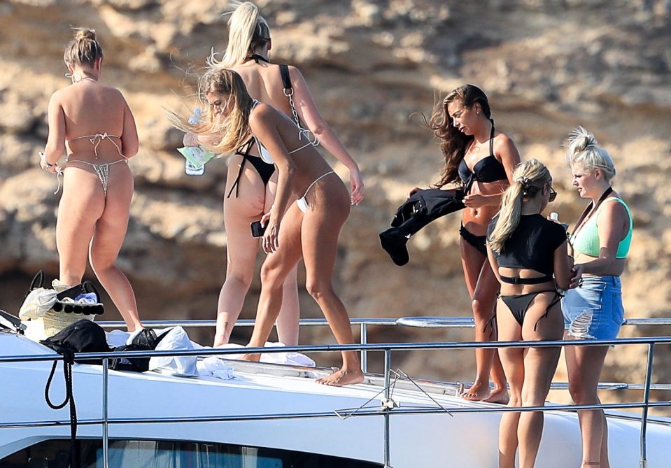  The girls are enjoying a luxury yacht trip