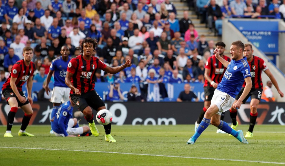  Jamie Vardy scored twice as the Foxes secured three points