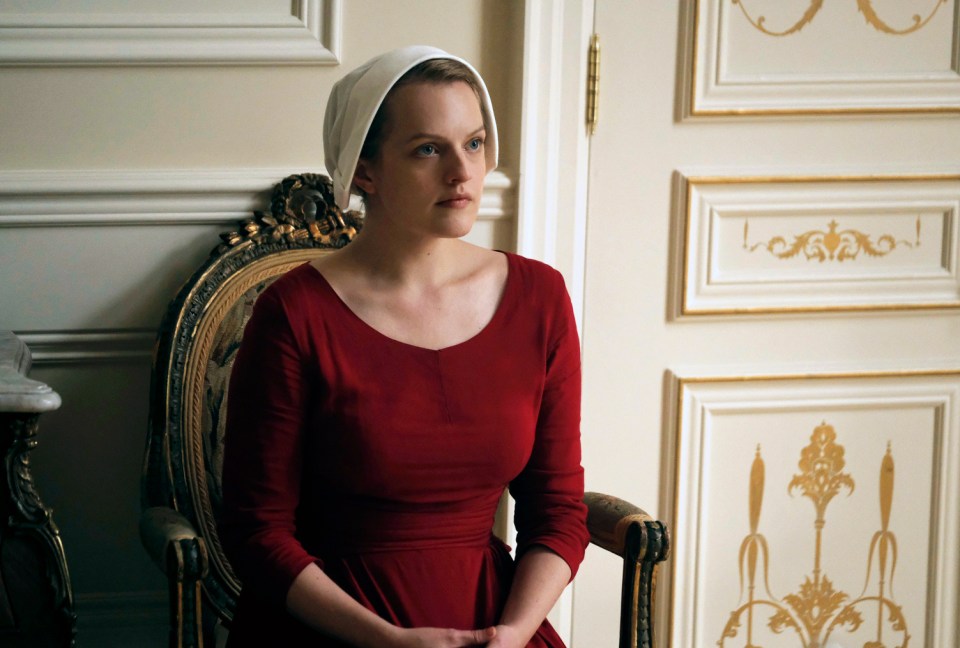  Elisabeth Moss plays June in The Handmaid's Tale series