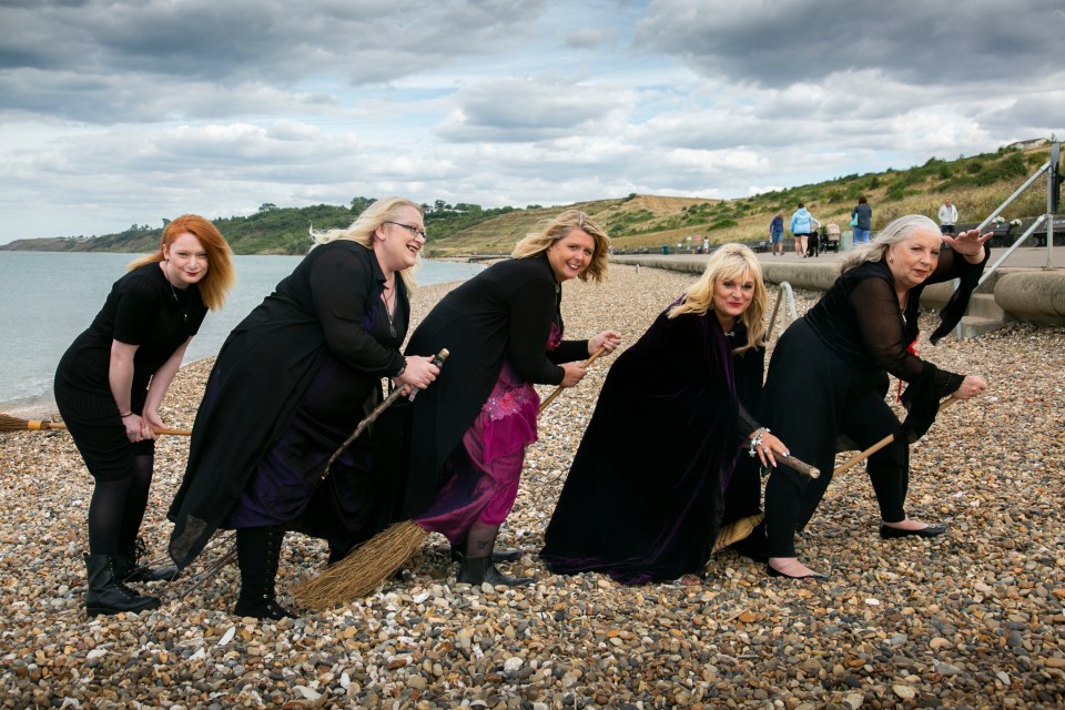  Laura, Joanne, Charlotte, Maggie get on their broomsticks