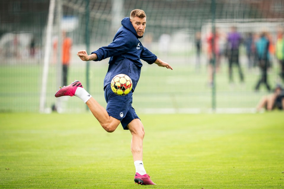  Nicklas Bendtner did not exactly impress in his first training session since signing for Copenhagen