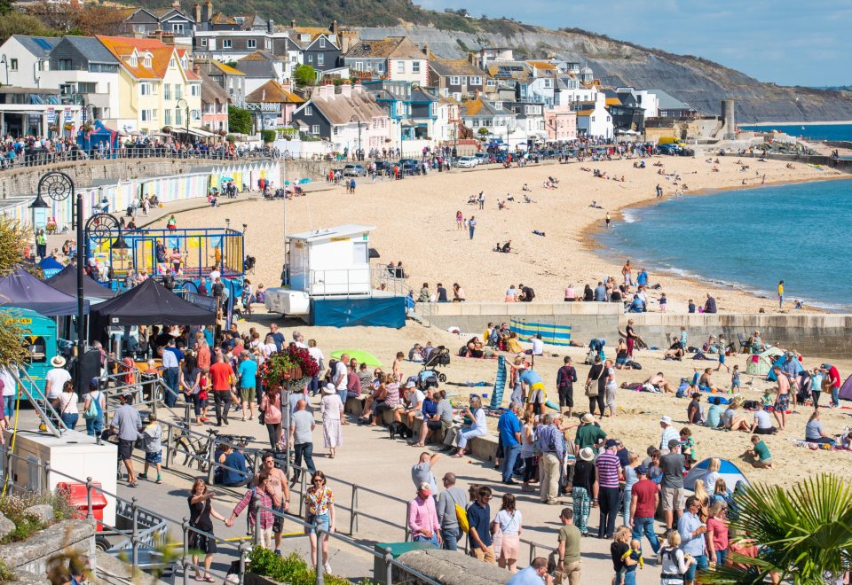  Crowds flock to the beach in Dorset as temperatures climb