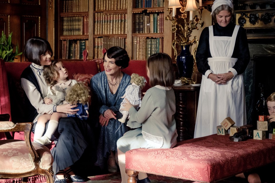  Michelle Dockery stars as Mary Crawley and Elizabeth McGovern as Cora Crawley