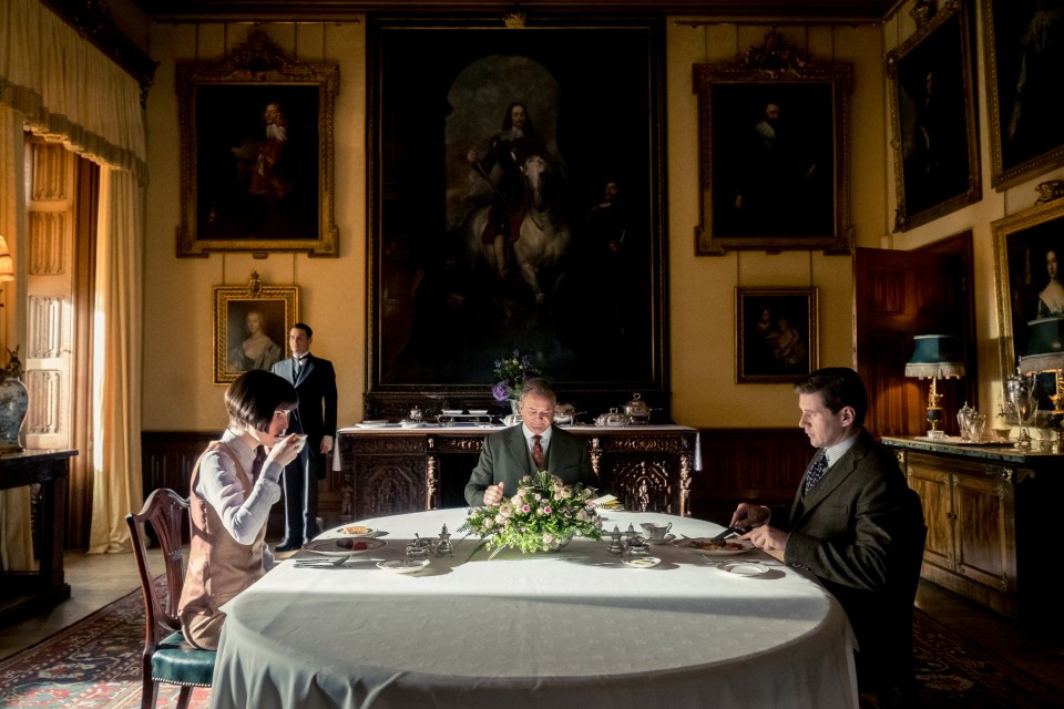  The Downton Abbey movie is set in 1927 and focuses on a visit by King George V and Queen Mary