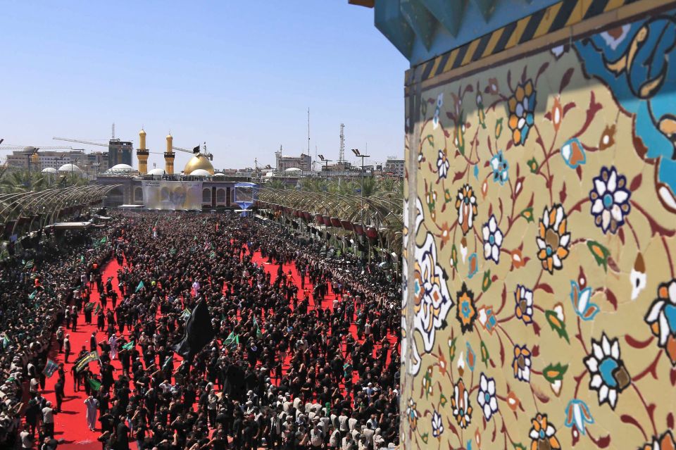  Iraqi Shiites gather for a mourning ceremony in Karbala