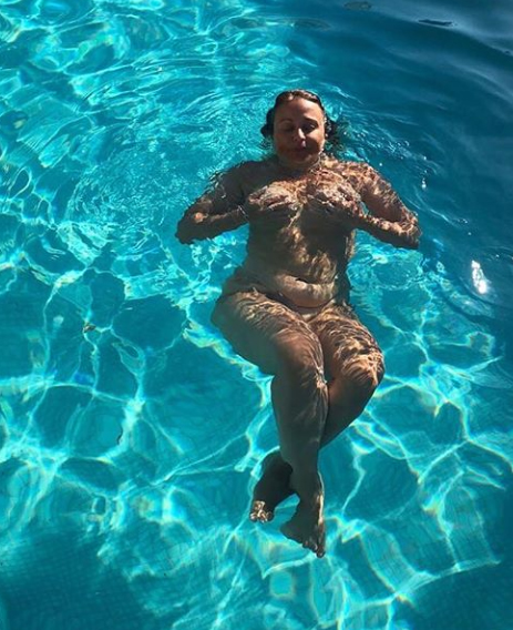  Nadia Sawalha shows off her figure in the pool on holiday