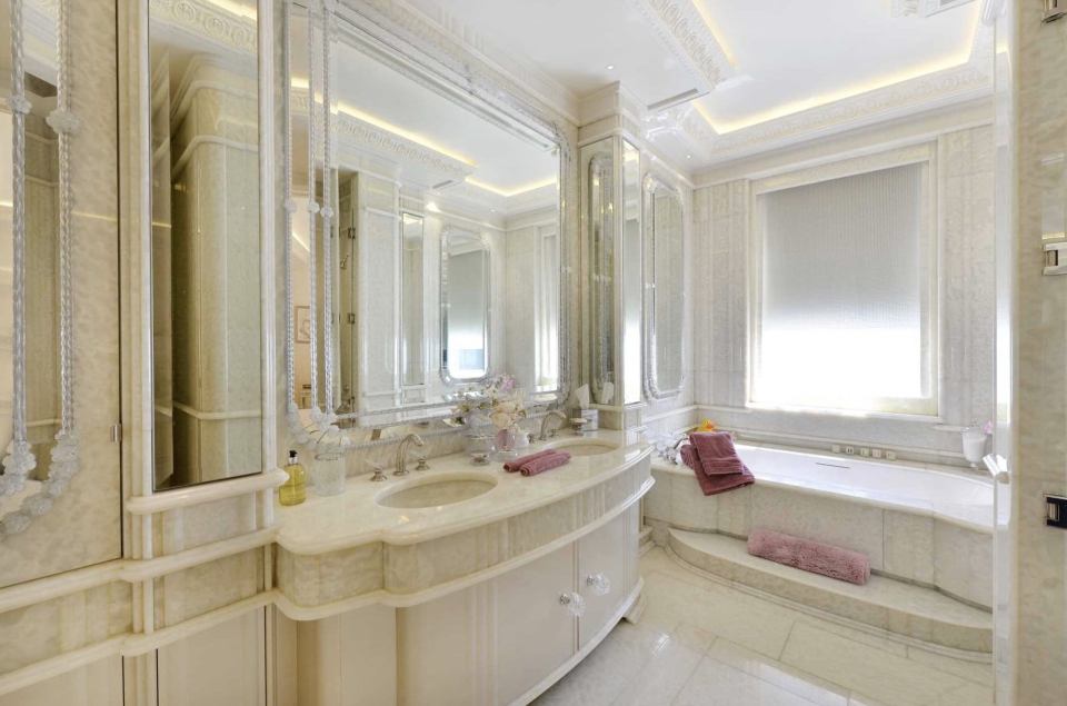  Her luxury bathroom