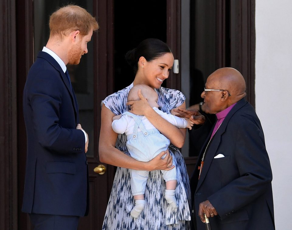  Meghan Markle holds her little boy as she and Prince Harry speak to the archbishop