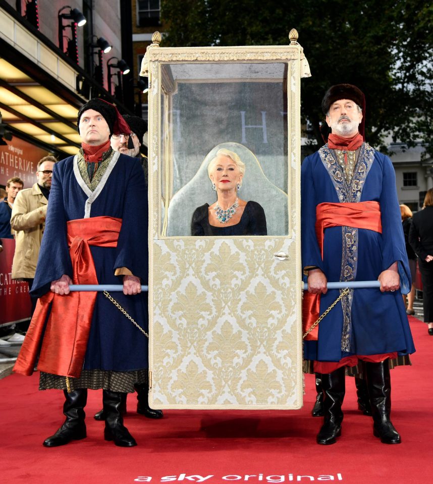 Helen proved she was acting royalty by arriving at the premiere in a regal carriage 