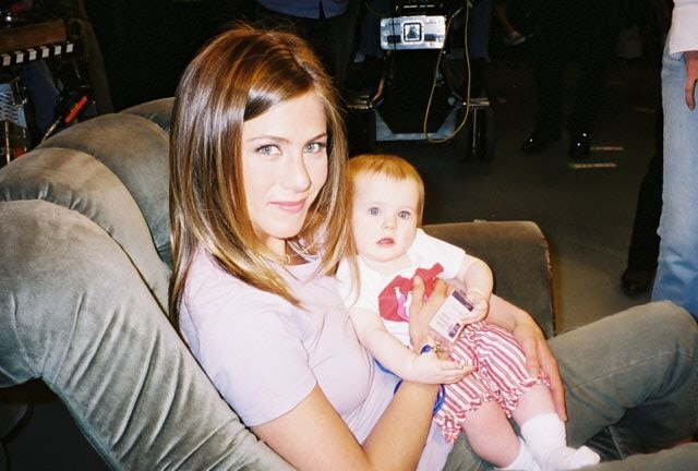  Jennifer Aniston looked comfortable backstage with her on-screen daughter