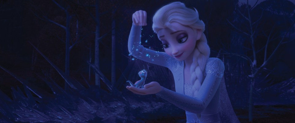  Elsa wins over a salamander with her icy powers