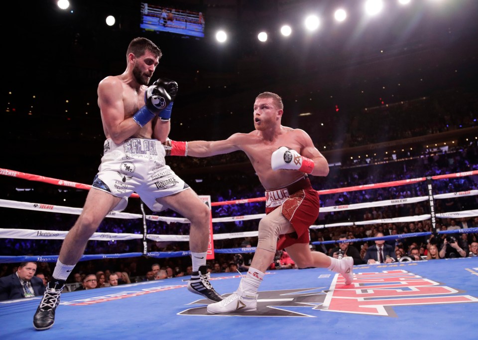 Alvarez attacked Fielding’s body on the way to winning the WBA belt