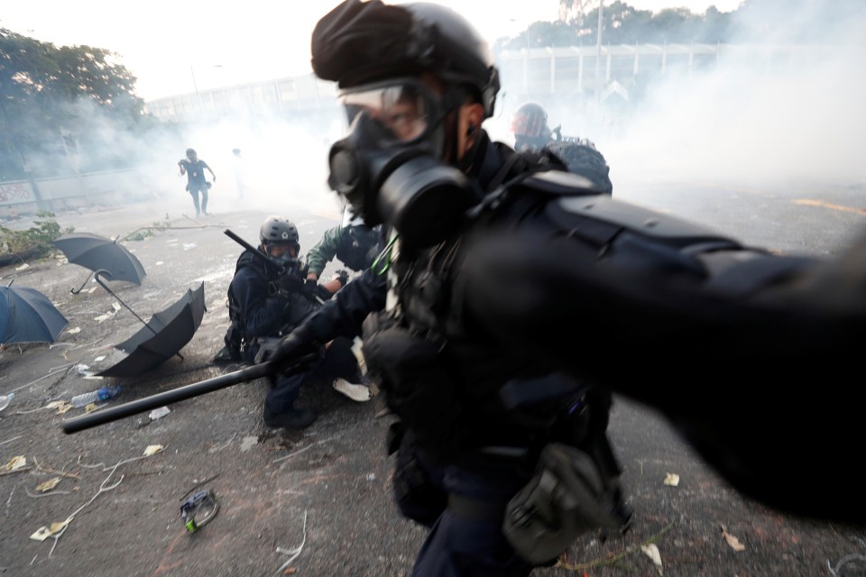  Police continue to arrest protesters in Sha Tin district