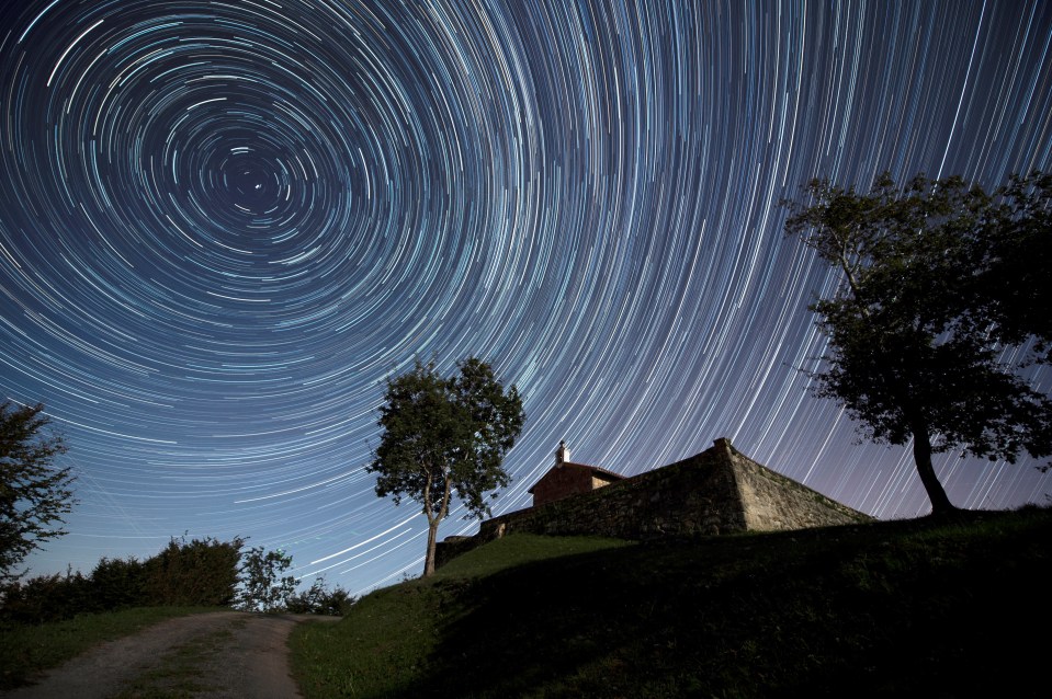  An amazing long exposure image taken during the Draconids meteor shower in Comillas, northern Spain