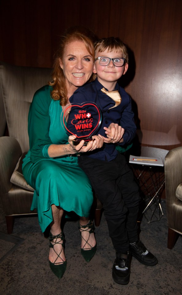  The Duchess of York poses with award winner Ronnie Musselwhite, who offered to help his sister by giving her a transplant, then aged 4