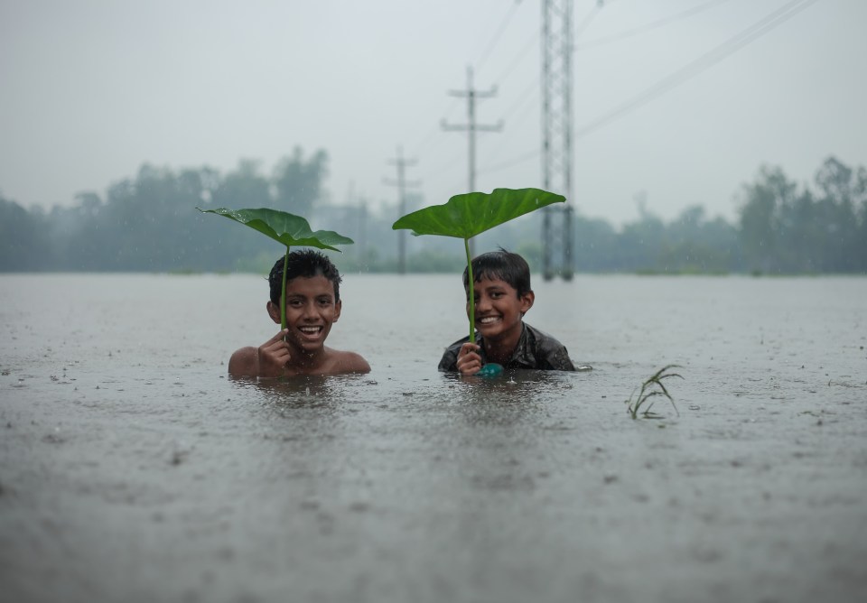 'Enjoy the rain' by @amdadhossain (Bangladesh)