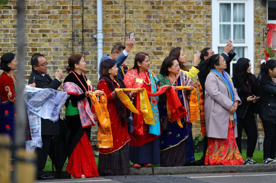  Cheering crowds welcomed the Queen