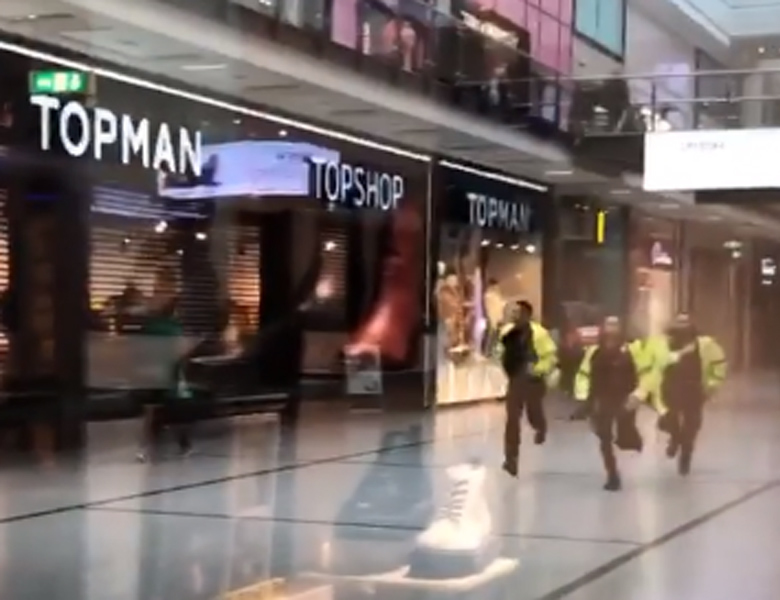  Cops run through the shopping centre towards the knifeman