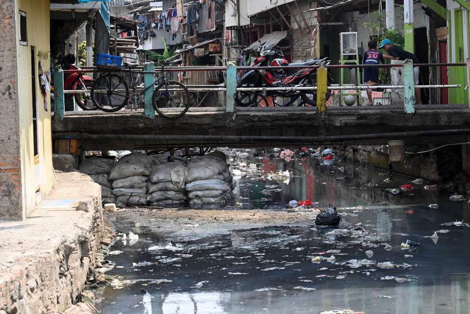  Dirty water and litter is causing health problems for residents