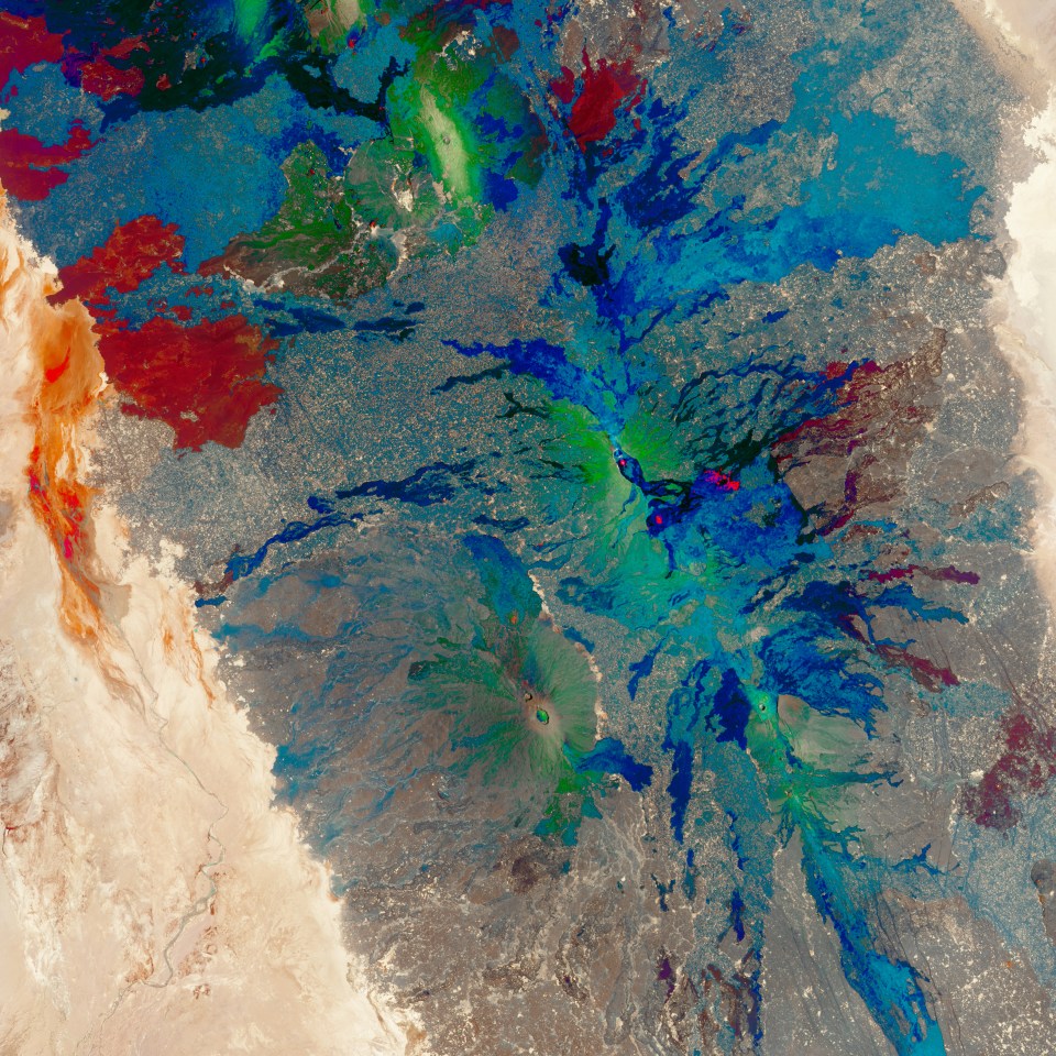  A frantic-looking scene in northeastern Ethiopia shows the location of three tectonic plates shifting away from each other. In this region, Earth’s crust is rifting at one to two centimetres per year. New fissures opened in the Erta Ale shield volcano in January 2017, and this image from March 2017 shows the locations of the fresh lava. The shapes streaking away from the centre are previously erupted, cooled, and solidified lava flows.