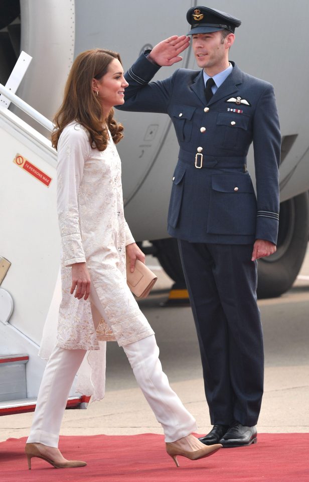  Kate Middleton was saluted by a member of the RAF as she arrived in Lahore