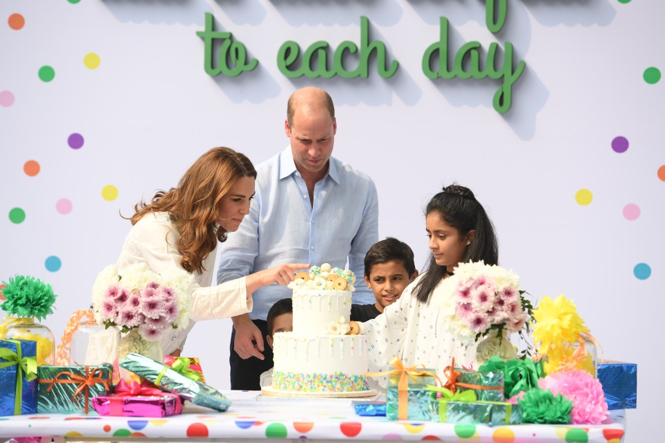  Wills and Kate inspected the birthday cake at the party