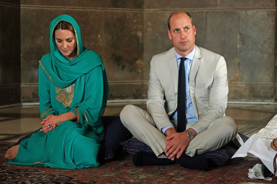  The royals sat on the floor during the trip to the mosque