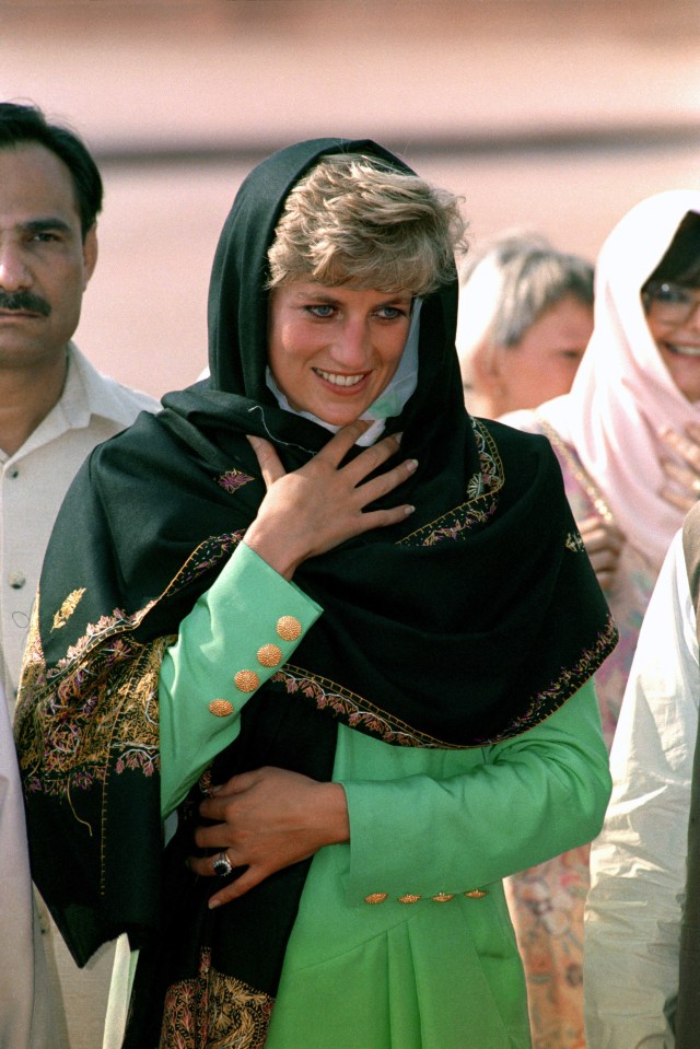 Diana had worn a similar outfit for her visit to the same mosque in 1991