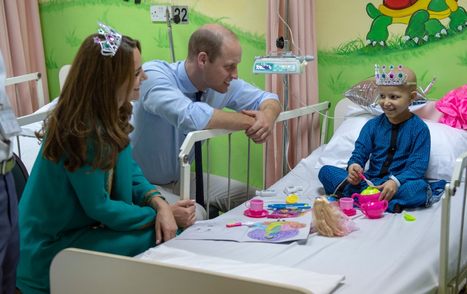 Kate and William talk to cancer patient Wafia who is being treated at the Shaukat Khanum Memorial Cancer Hospital