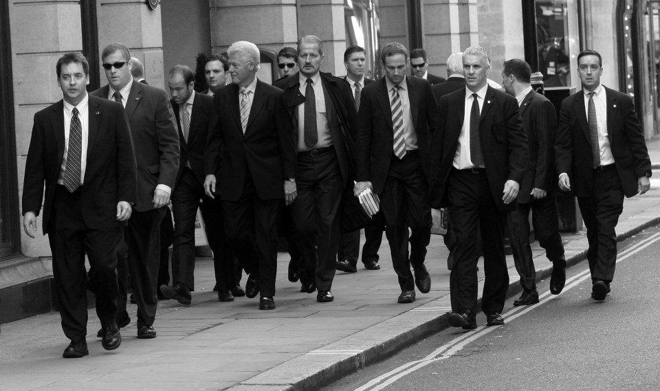  President Clinton and his massive entourage at a book signing in 2005